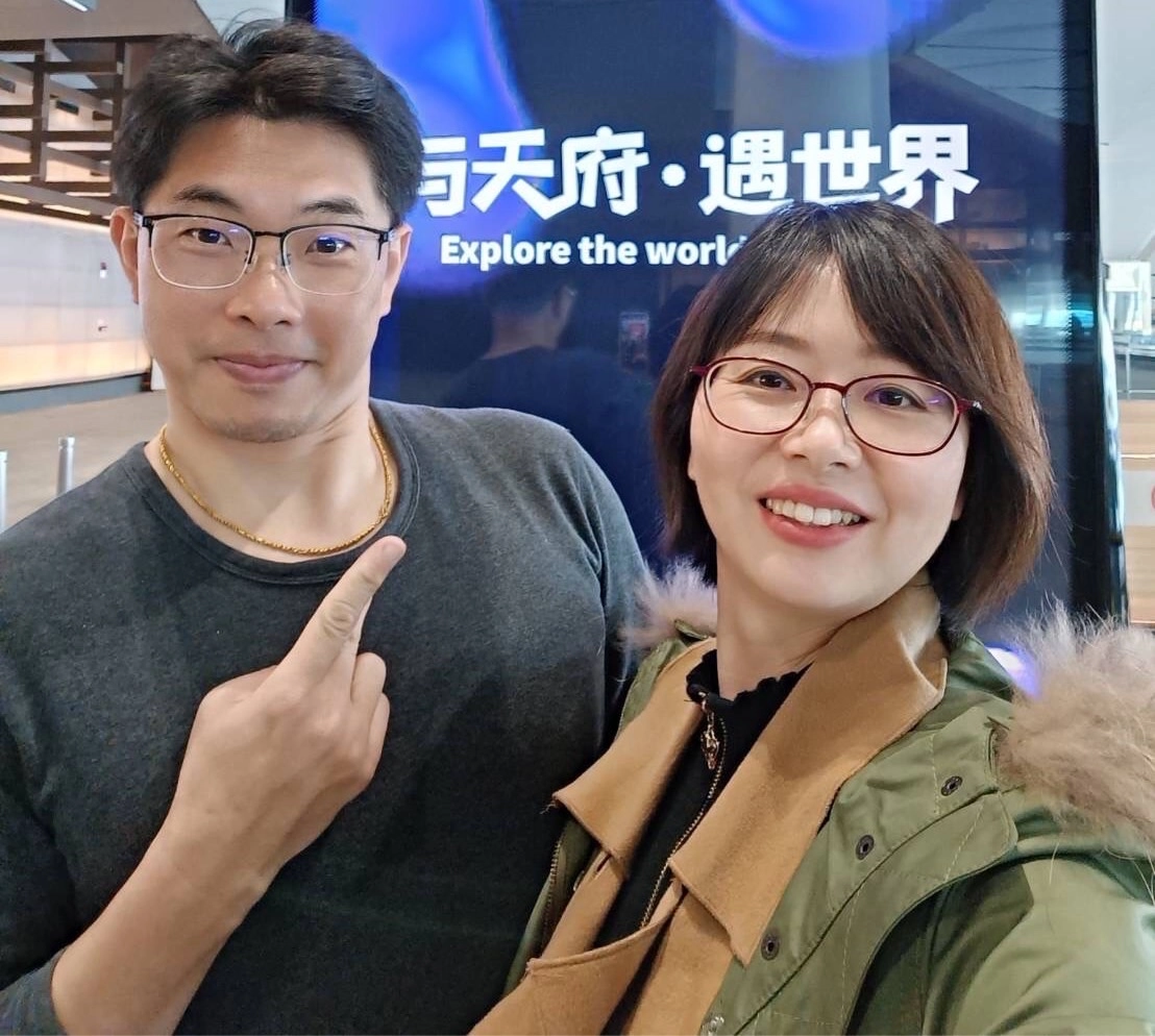 代延玉(右)與臺灣郎老公(左)相知相守,老公在大陸照顧女兒與岳父母,代延玉則在臺灣照顧兒子與公婆,宛如現代牛郎織女。