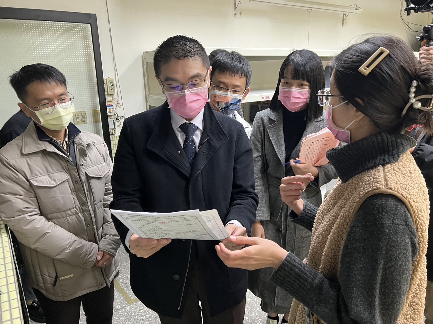 學校提供廠商進貨清單給謝國樑檢視。(圖/基隆市政府提供)