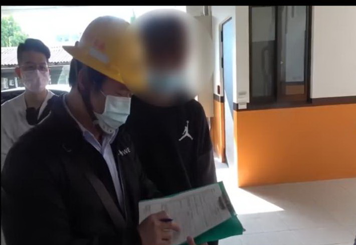 台電人員現場查扣理髪店改造電錶。(圖／刑事警察局提供)