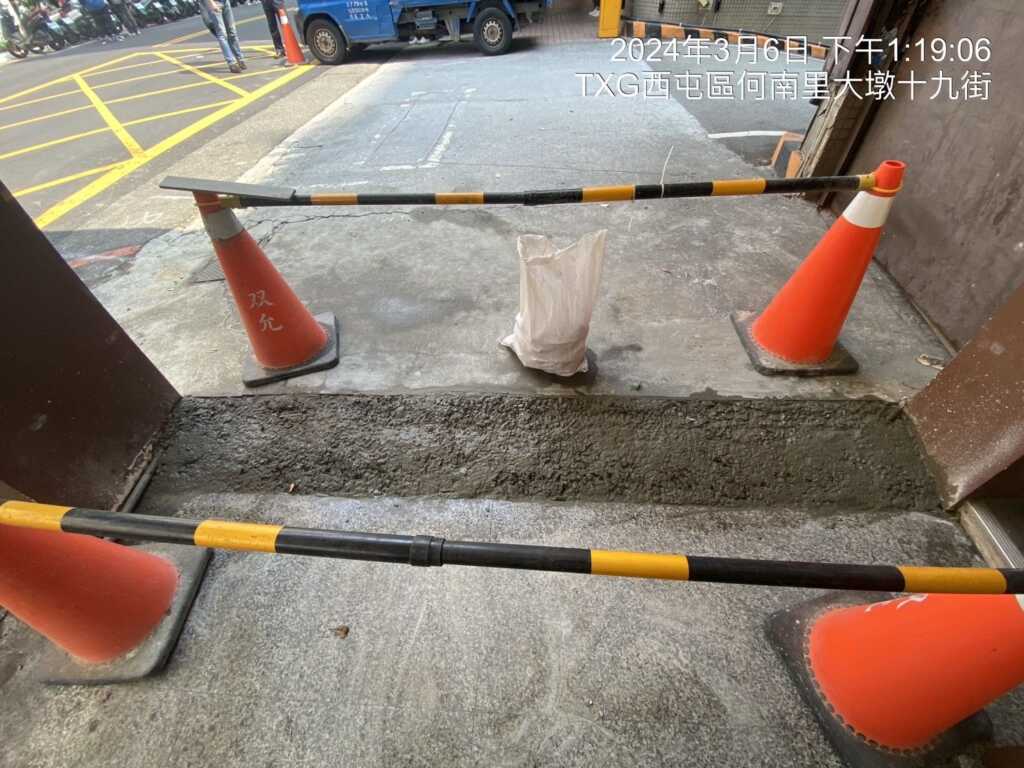 ▲騎樓高差改善中。(台中市政府提供)