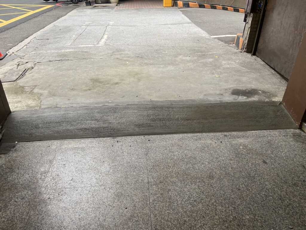 ▲騎樓高差改善後,經斜坡改善齊平。(台中市政府提供)