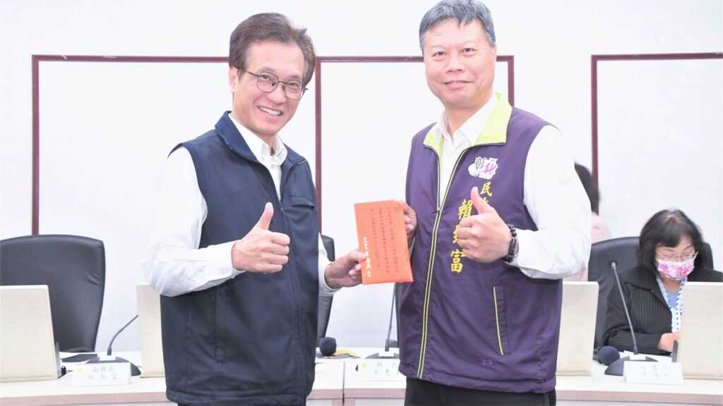▲副縣長林田富代表王惠美縣長於主管會報中頒獎表揚民政處工作同仁的辛勞，期勉再接再厲，再創佳績。（彰化縣政府提供）