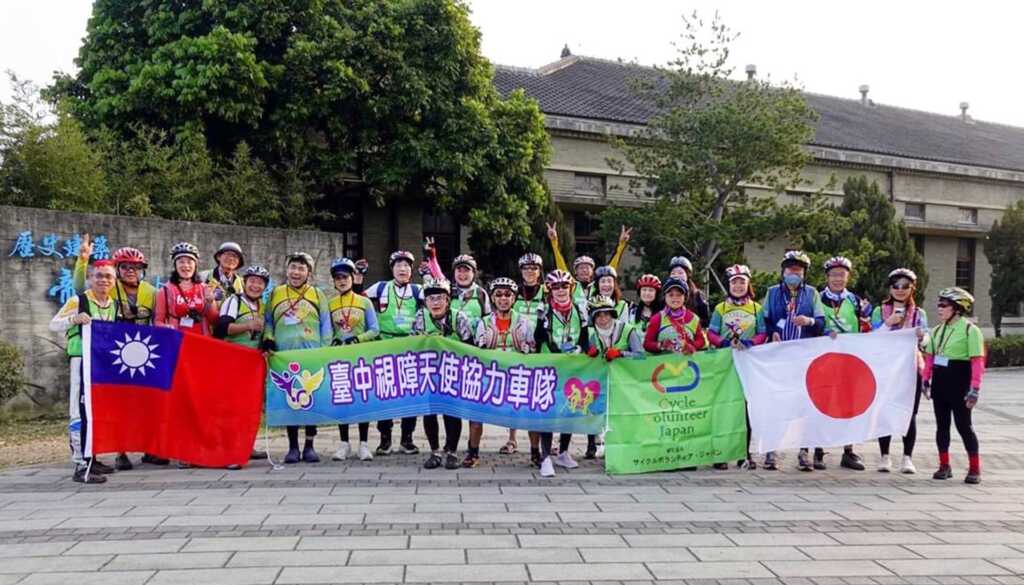 ▲來自世界各地不同國家的同學,親身感受台灣的原住民文化。(記者張玉泰翻攝)