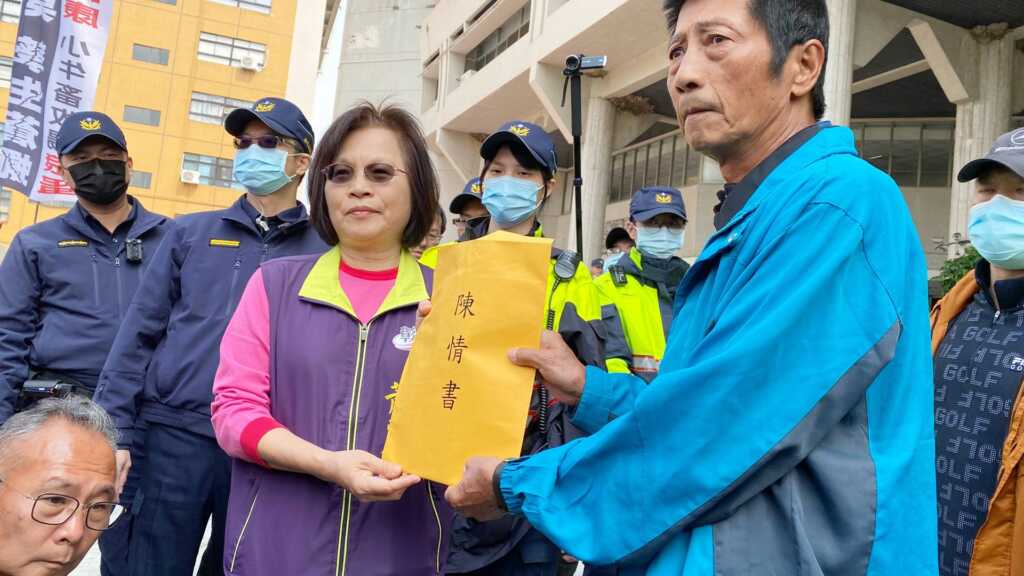▲彰化縣政府農業處副處長蕭麗玲代表出面接受陳情書,表達傾聽地方民意,將依法理情妥善處理。(記者林明佑攝)