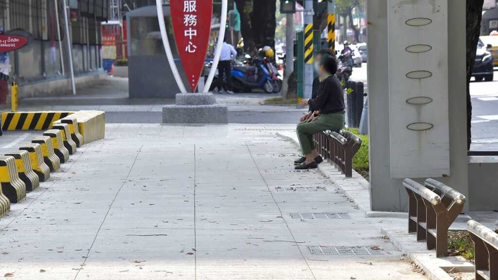▲人行道綠帶區旁首設座椅式欄杆,除作為區隔,也提供適當空間讓長者坐下喝口水、喘口氣。(高雄市工務局提供)