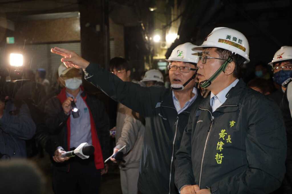 ▲台南市長黃偉哲視察南市五妃街口塌陷填補情形。（台南市政府提供）