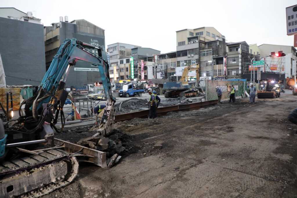 ▲台南市長黃偉哲視察南市五妃街口塌陷填補情形。（台南市政府提供）