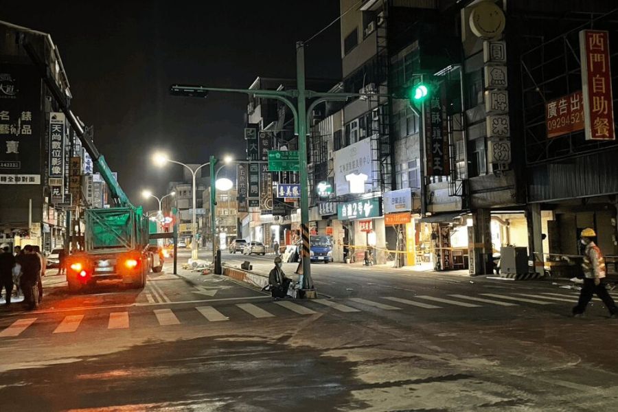 台南路面塌陷貨車墜坑!黃偉哲提前回台坐鎮 回填完成恢復通車 198 照片來源:台南市政府