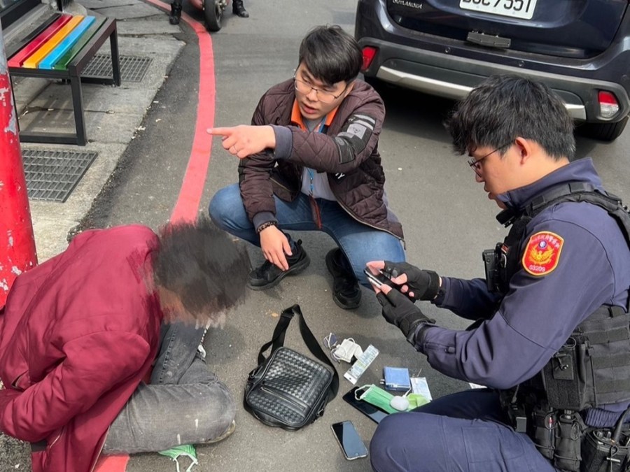 設局逮3詐欺車手 路邊意外逮獲28歲通緝犯 194 CNEWS204240307a10