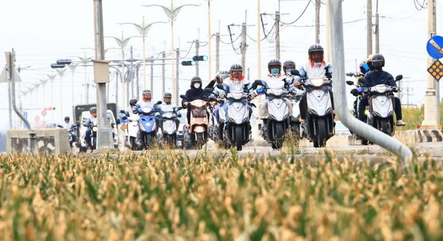 不老騎士環島追夢 百歲郭深森領軍冒雨至嘉義 處長探訪長輩