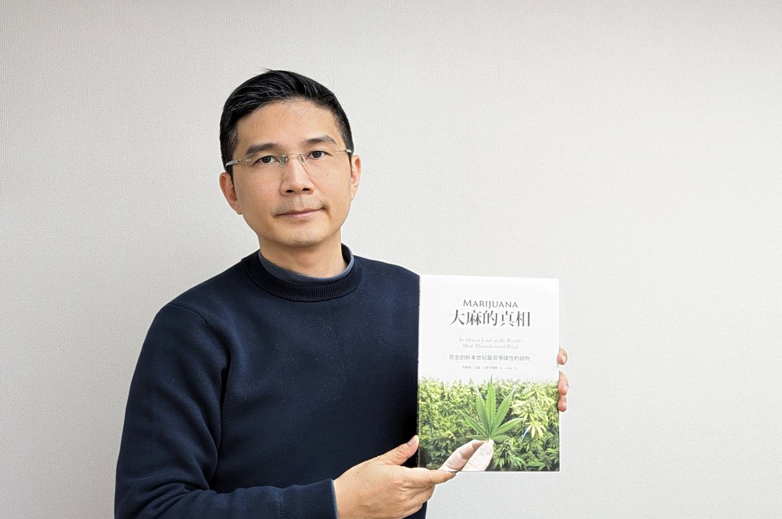 曾憲瑩致贈《大麻的真相》一書給台北市政府各局處,希望公務員都能了解大麻的危害程度。(記者張欽翻攝)