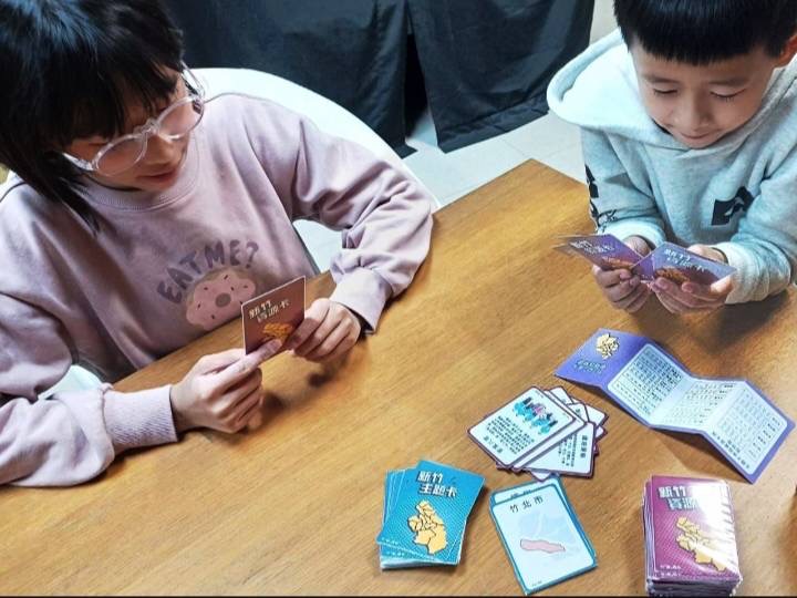 饒富趣味的文化桌遊分享,讓小朋友體驗豐富多元的在地知識。(圖/記者黃溎芬翻攝)