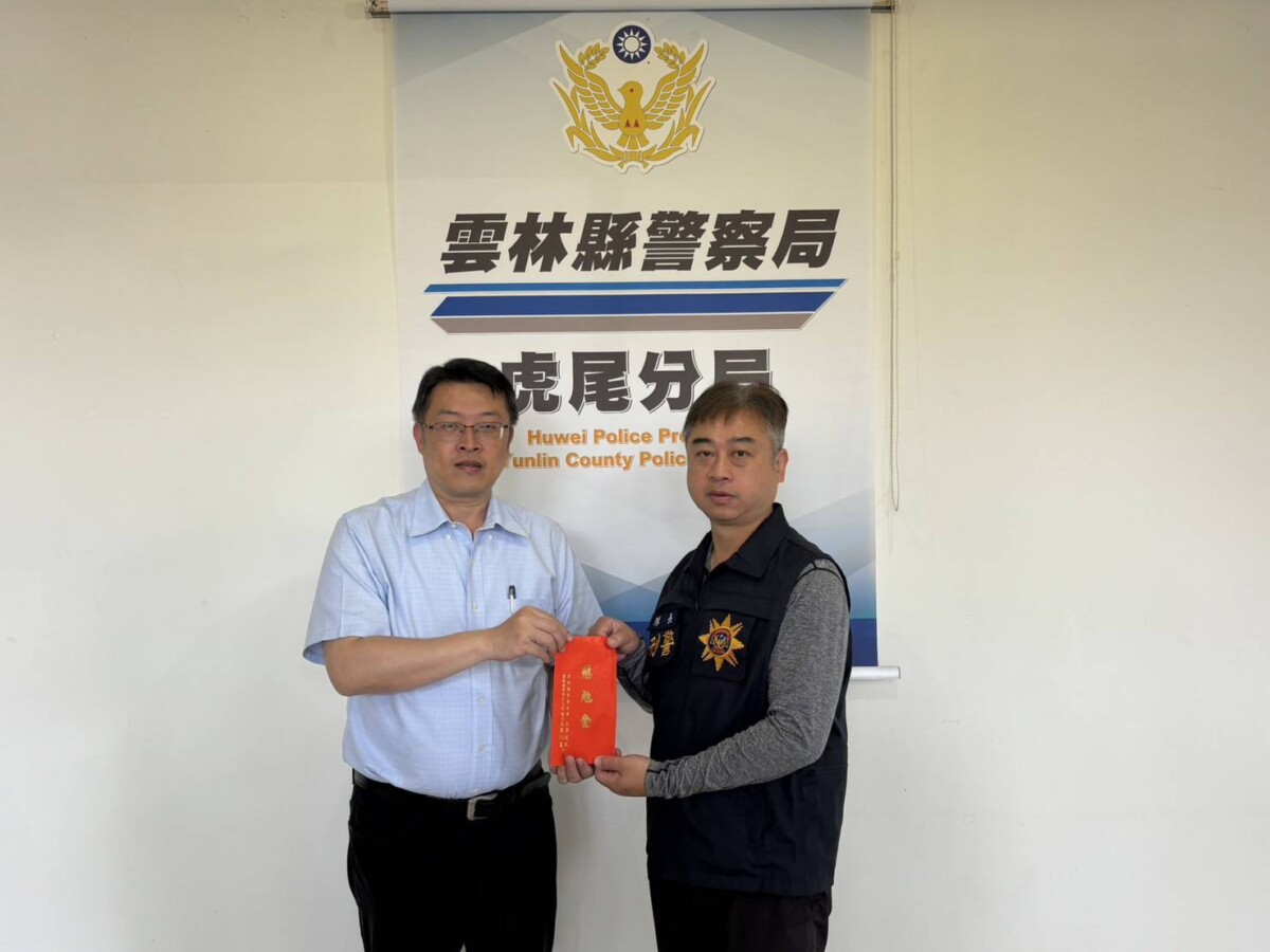 ▲偵查隊破獲強盜案局長李建民頒發獎金。(記者劉春生攝)