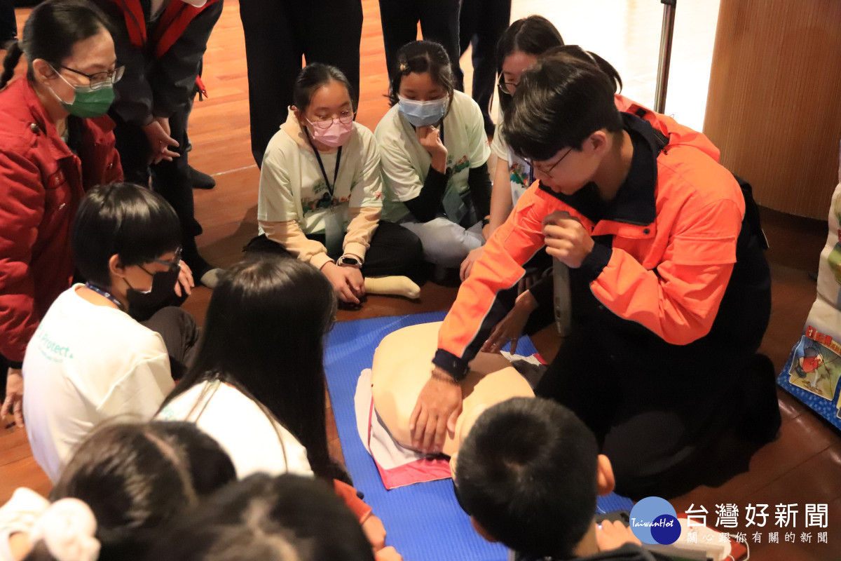 節能減碳、地球永續的努力,現場由學校展示實踐節能減碳防災校園生活、校園垃圾分類及友善耕種食農教育。圖/慈濟基金會提供
