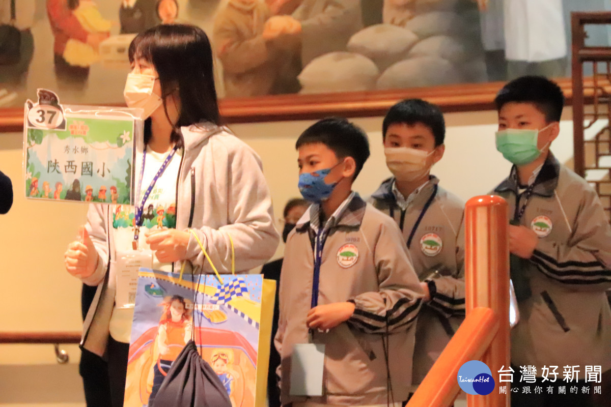 節能減碳、地球永續的努力,現場由學校展示實踐節能減碳防災校園生活、校園垃圾分類及友善耕種食農教育。圖/慈濟基金會提供