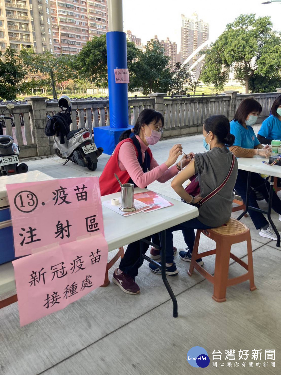 桃園市結合土地公誕辰及整篩活動,開設新冠疫苗接種站。