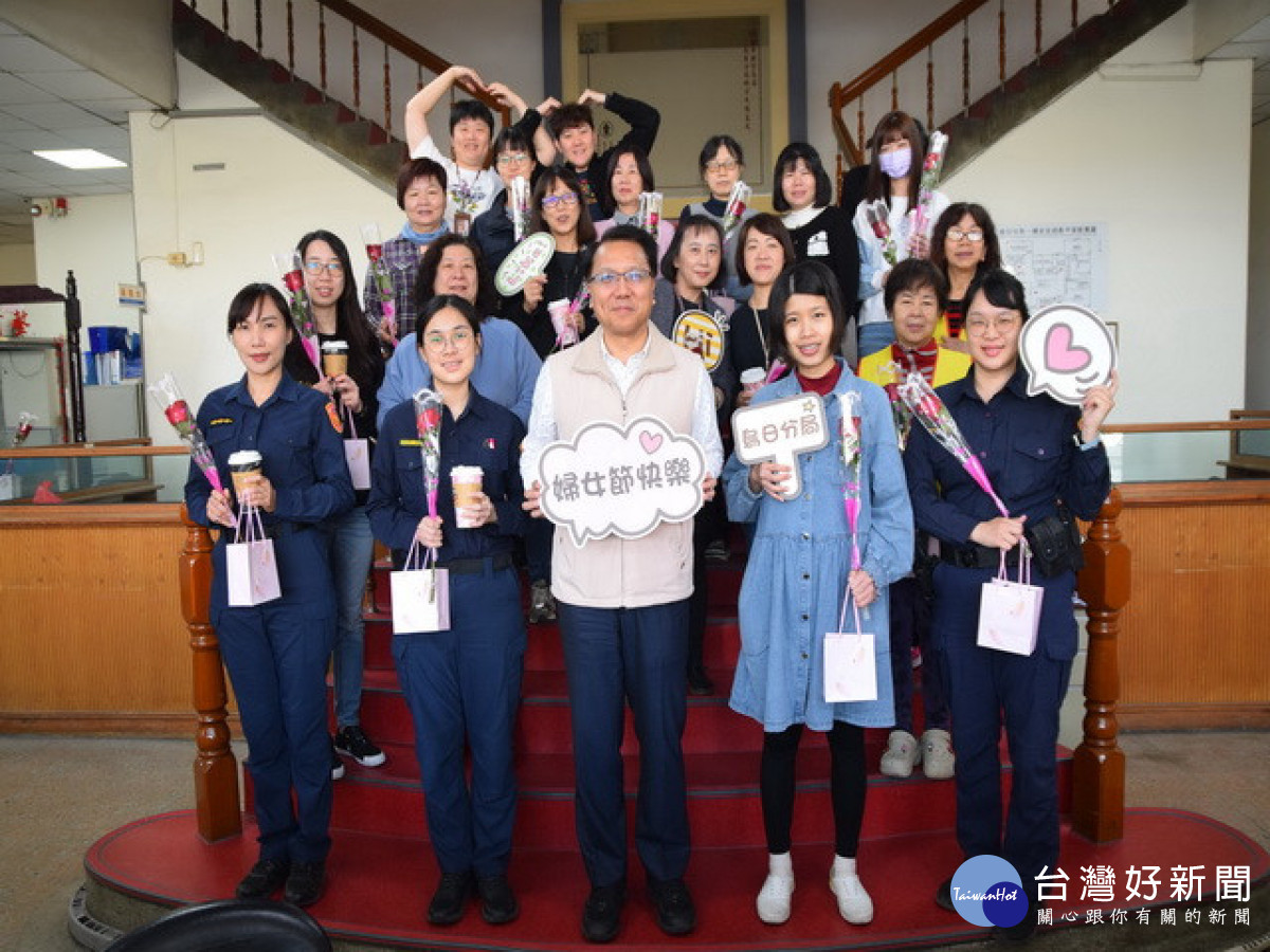 烏日尤分局長送女警禮物。林重鎣攝