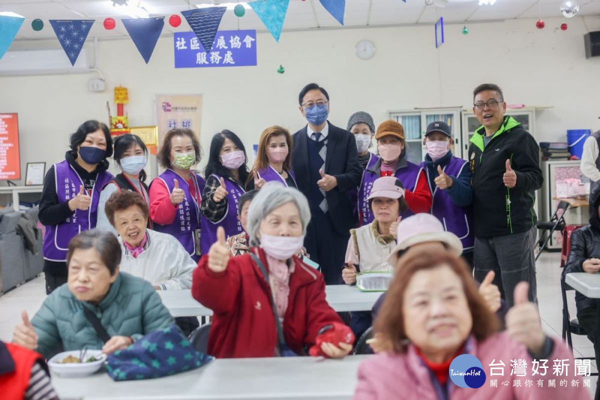 市長與市民朋友合影。<br /><br />