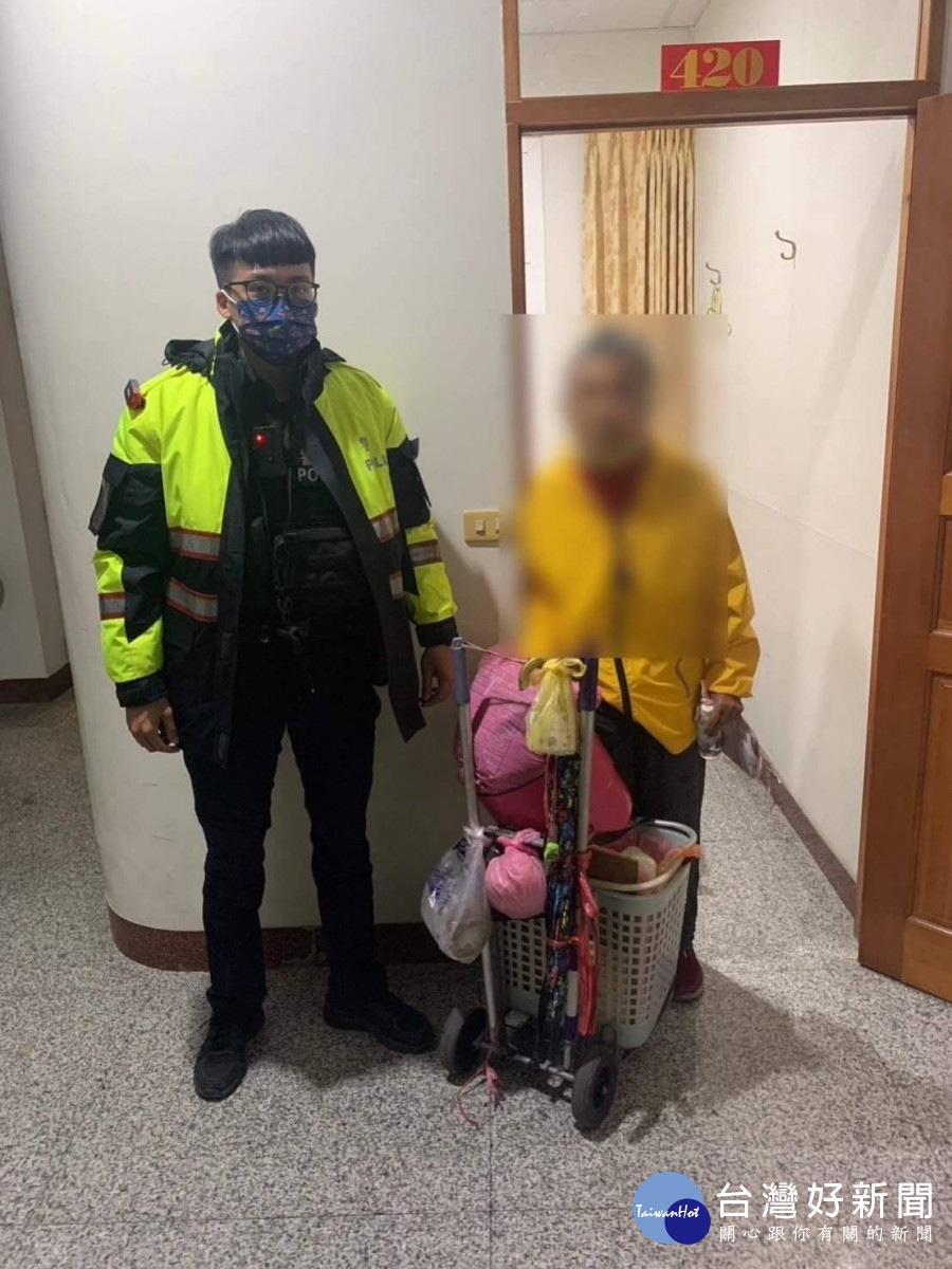 朱姓老婦南下參拜流落街頭  ，臺西警協助入住香客大樓/警方提供