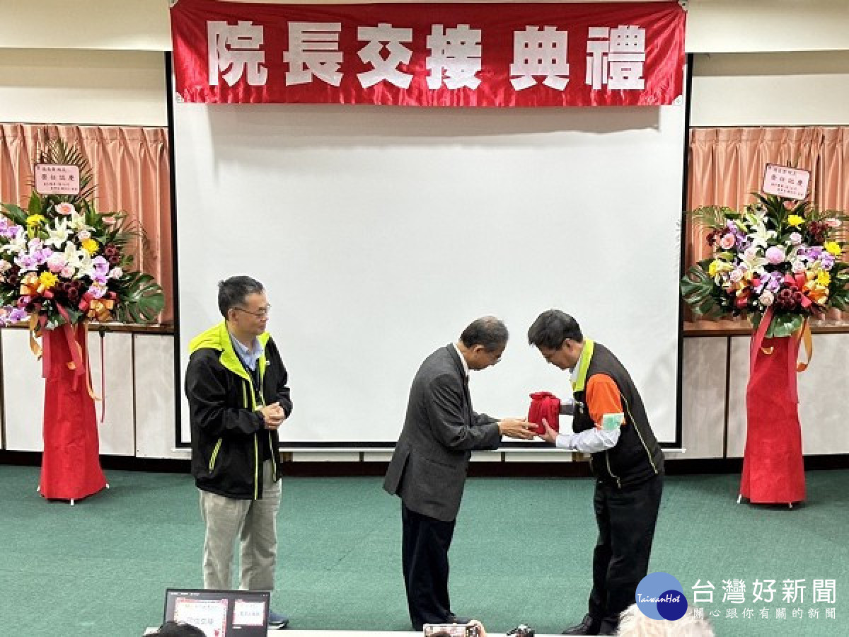 印信交接(監交人張楊全副總裁)。