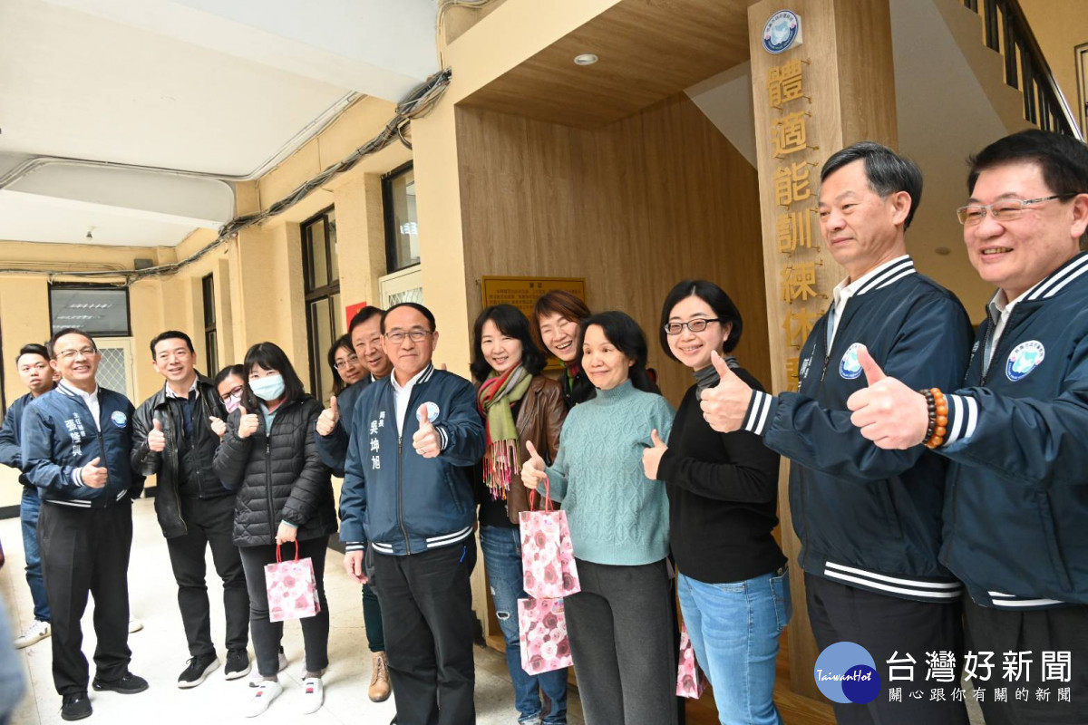 桃園市警察局長吳坤旭向在警政工作上無私奉獻與全力付出的女性員工們說聲：「婦女節快樂」。