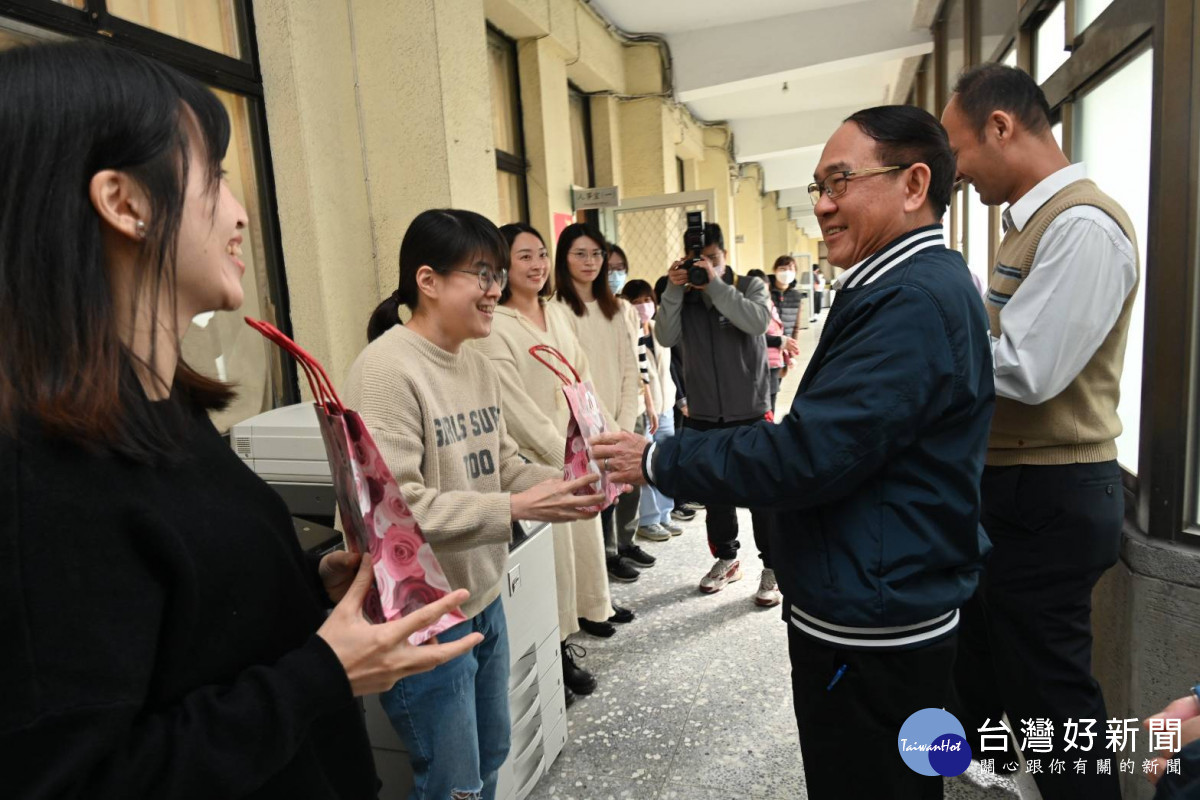 桃園市警察局長吳坤旭向在警政工作上無私奉獻與全力付出的女性員工們說聲:「婦女節快樂」。