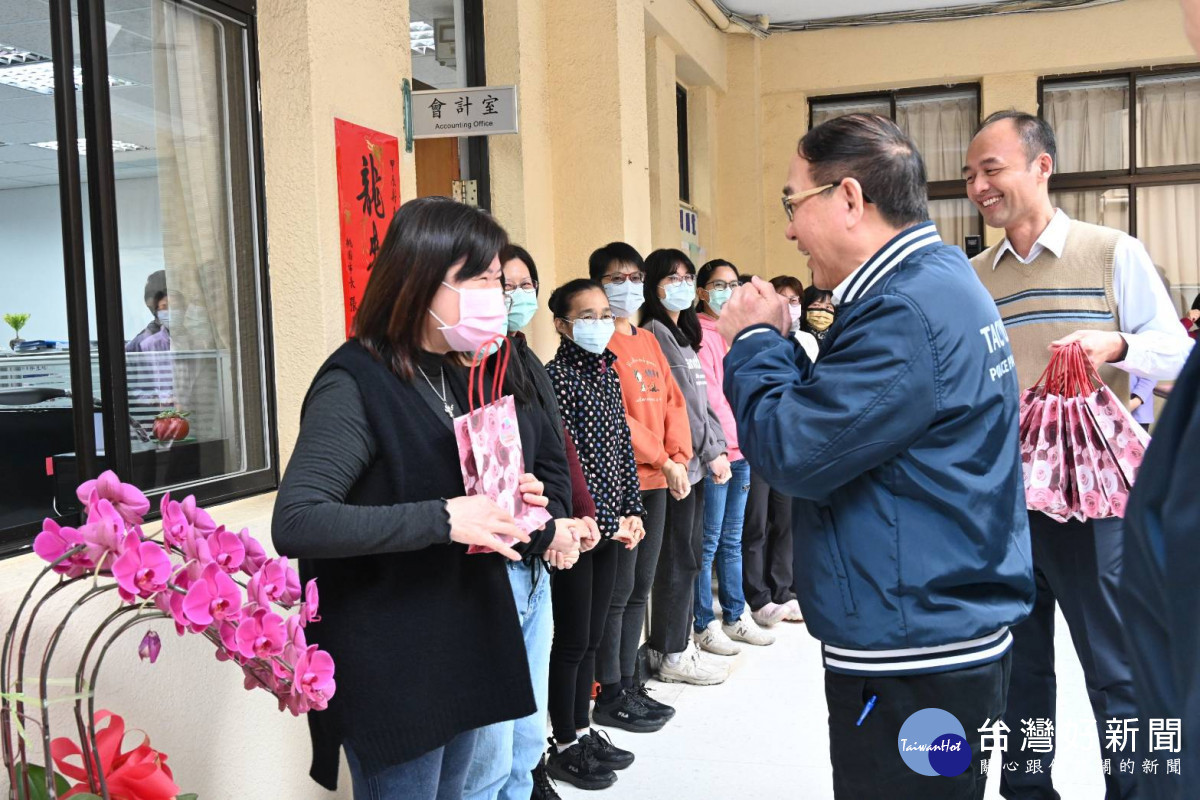 桃園市警察局長吳坤旭向在警政工作上無私奉獻與全力付出的女性員工們說聲:「婦女節快樂」。
