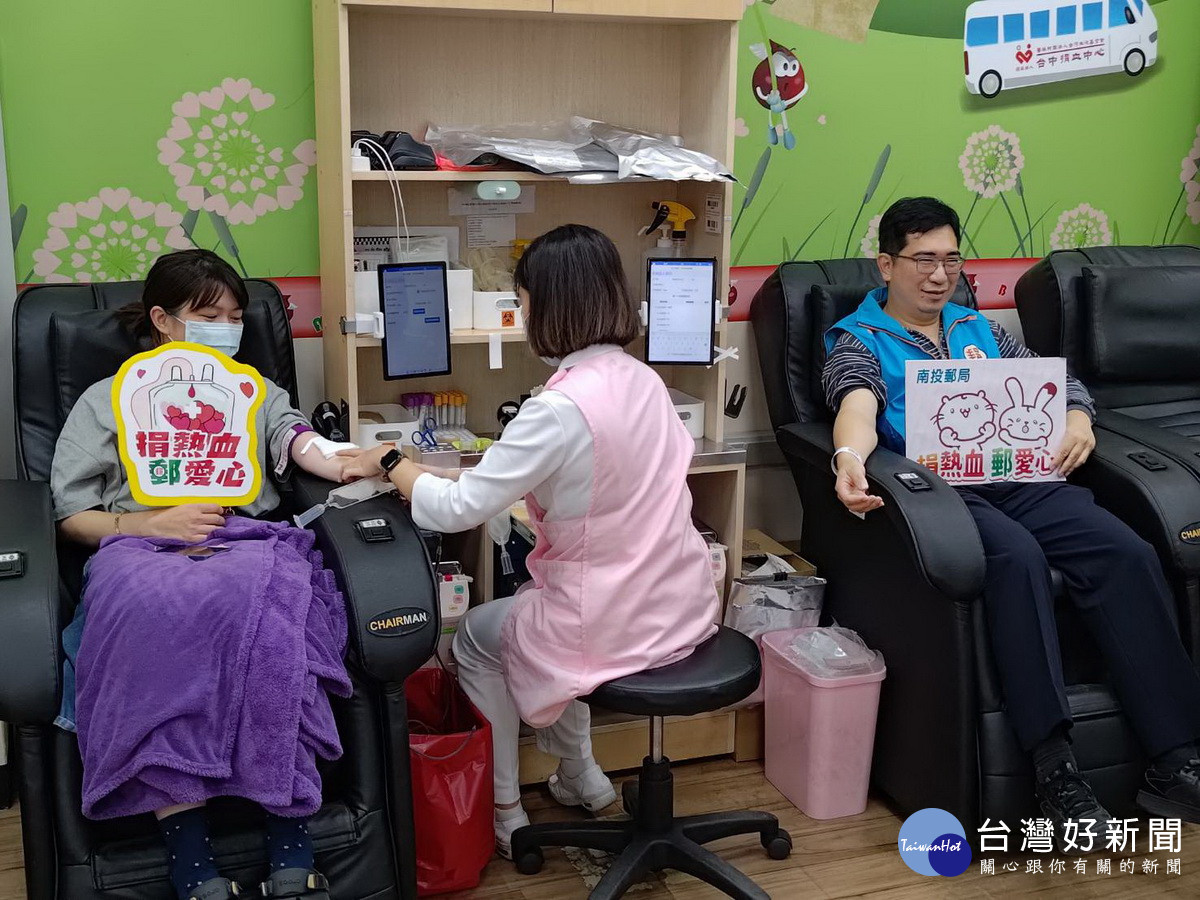 南投郵局郵務同仁也都挽袖捐血。（南投郵局提供）