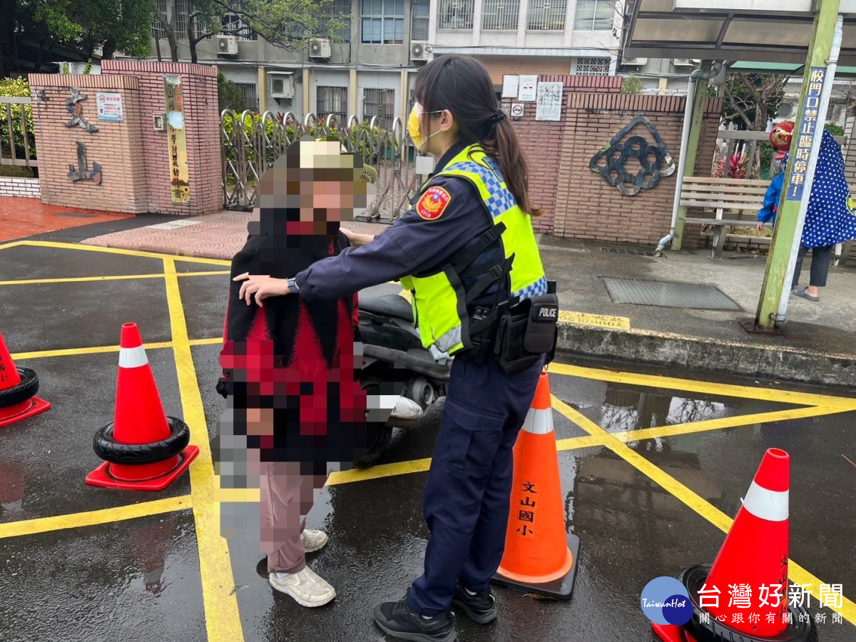 老嫗外出散步迷途　苗警即時發現助返家