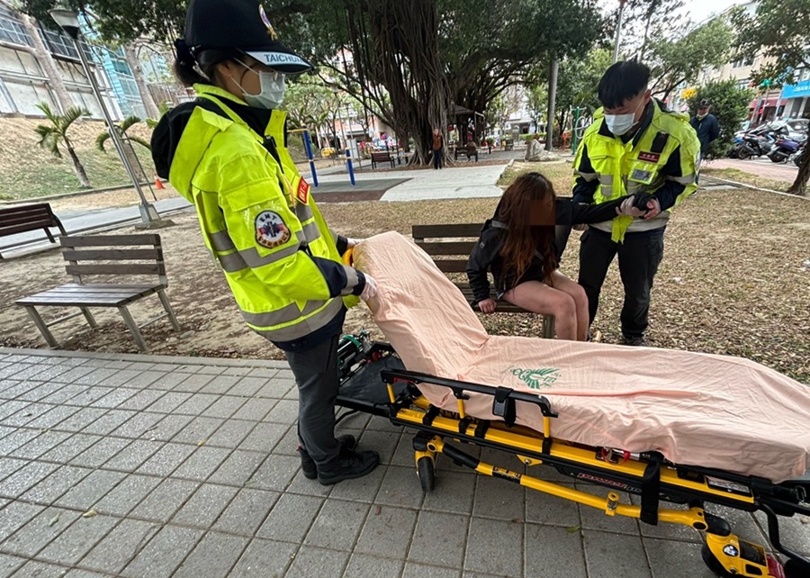▲圖說:員警見女子意識不清、身體四肢已受凍許久,立即叫來救護車送醫 (圖/台中市政府提供)