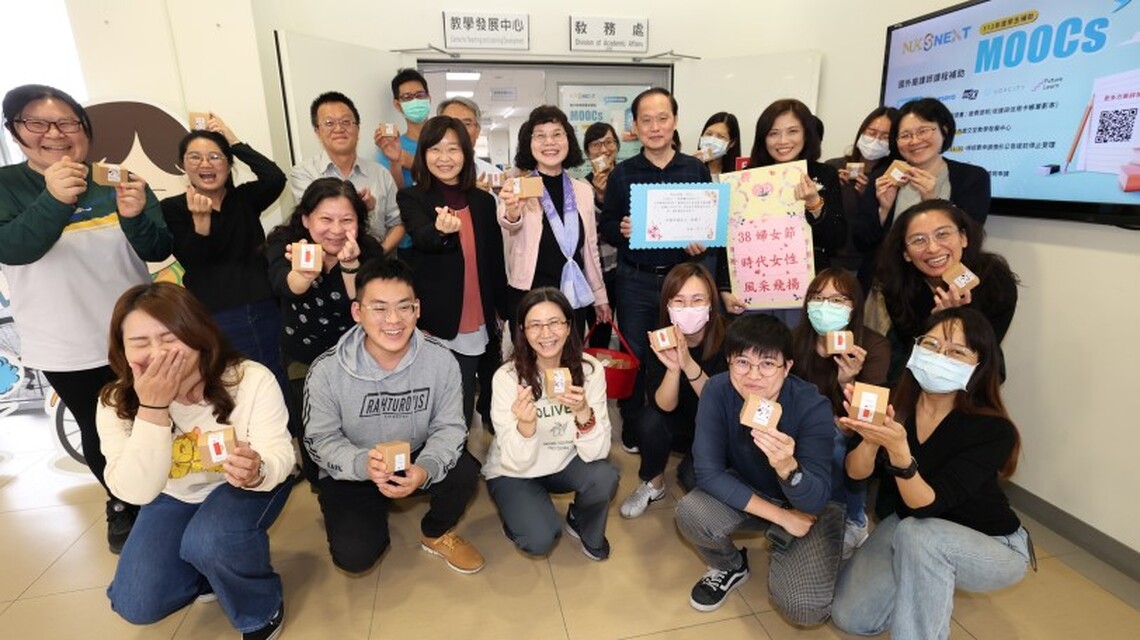 高雄大學致敬國際婦女節 校長陳月端走訪慰勞女性同仁辛勞 致贈療癒小物