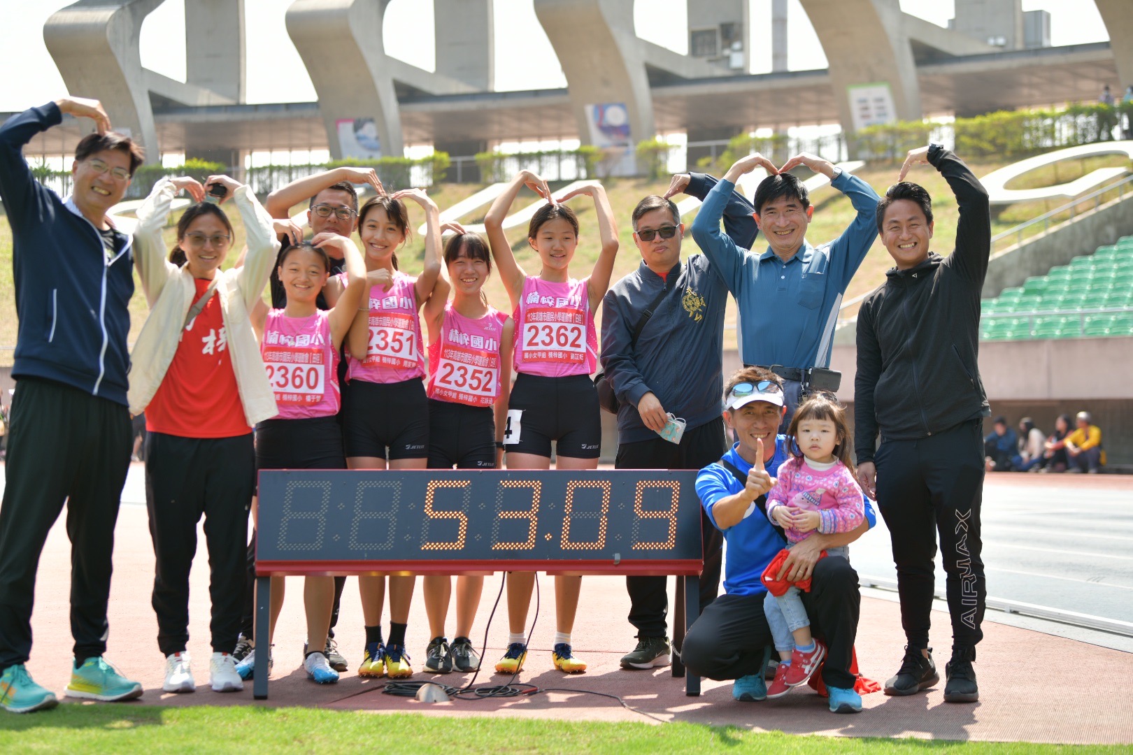 ▲在女子甲組400公尺接力決賽，楠梓國小跑出53秒09的優異成績，打破由瑞豐國小於110年所締造的53秒32大會紀錄。（記者吳月惠翻攝）