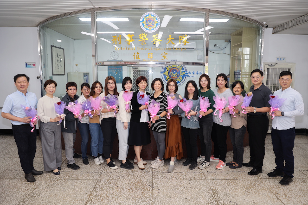 ▲為慰勉女性同仁平日在工作崗位上的辛勞付出，三八婦女節分送玫瑰花束及金沙巧克力(圖:記者 黃婉柔 翻攝)