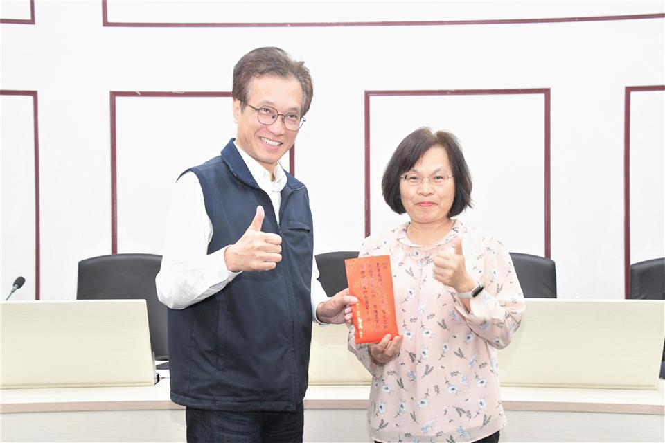 ▲彰化縣政府執行市售鮮乳標章檢查業務,經農業部考評為全國第一績優單位,副縣長林田富在主管會報中表揚了農業處工作同仁的辛勞。(彰化縣政府提供)