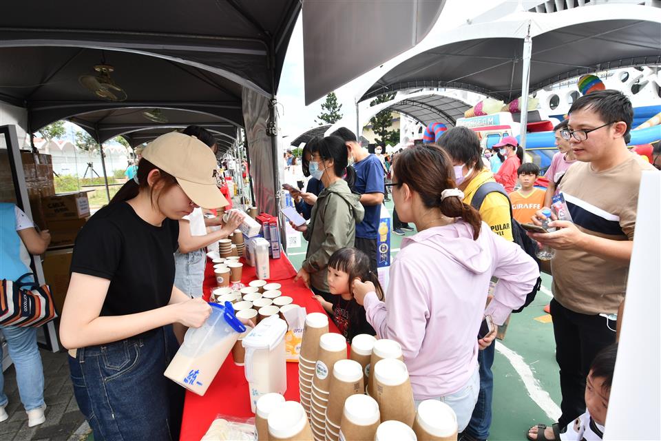 ▲彰化縣政府執行市售鮮乳標章檢查業務，經農業部考評為全國第一績優單位，副縣長林田富在主管會報中表揚了農業處工作同仁的辛勞。（彰化縣政府提供）