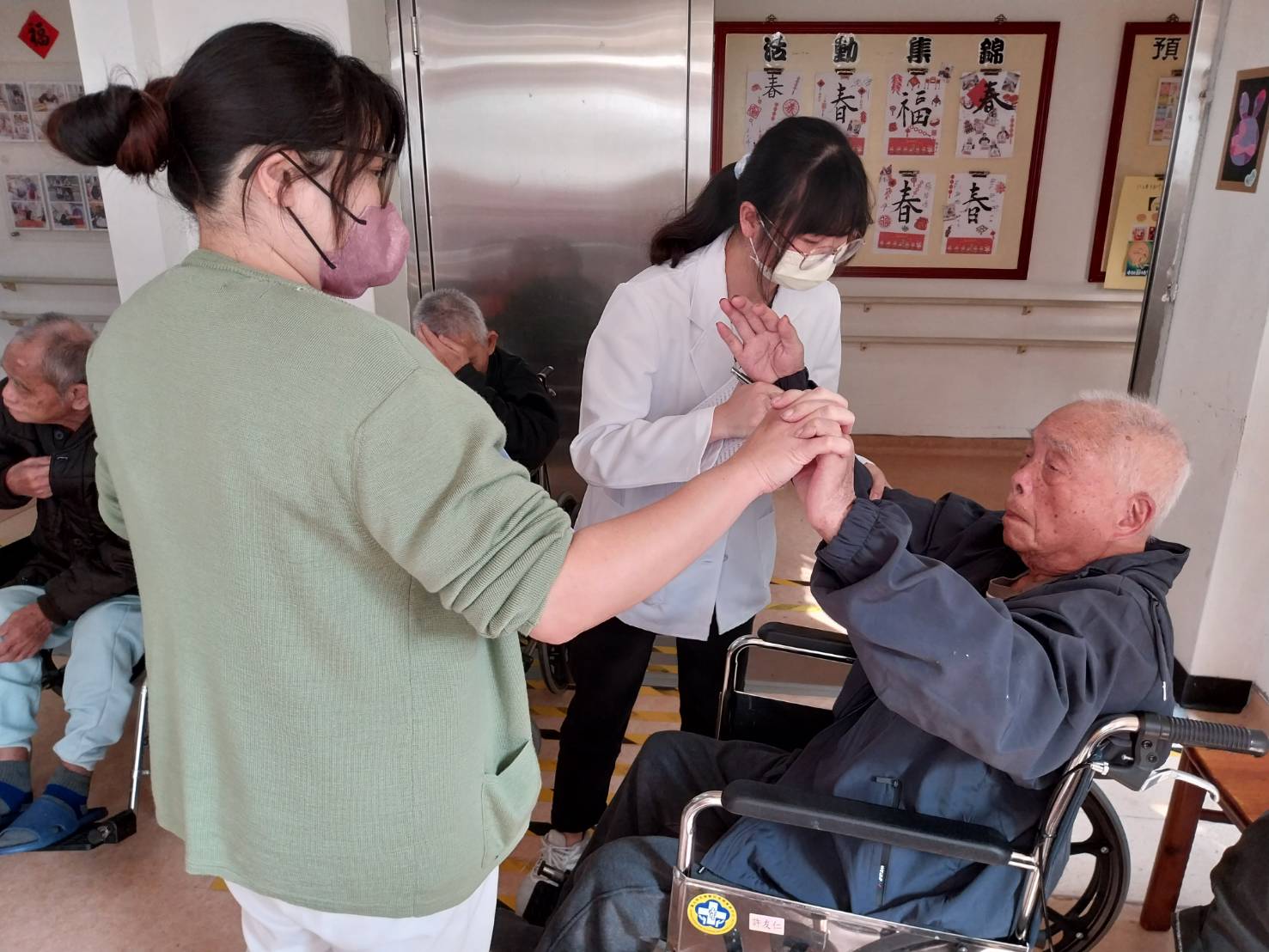 ▲彰化榮家醫療院所與臺中榮民總醫院埔里分院攜手合作，透過個別化的肢體活動，他們能夠幫助失能長者延緩身體機能及認知功能的退化。（記者張溎壕攝）