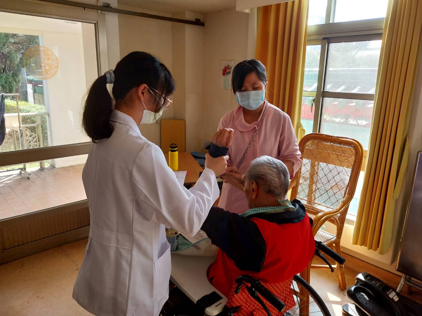 ▲彰化榮家醫療院所與臺中榮民總醫院埔里分院攜手合作，透過個別化的肢體活動，他們能夠幫助失能長者延緩身體機能及認知功能的退化。（記者張溎壕攝）