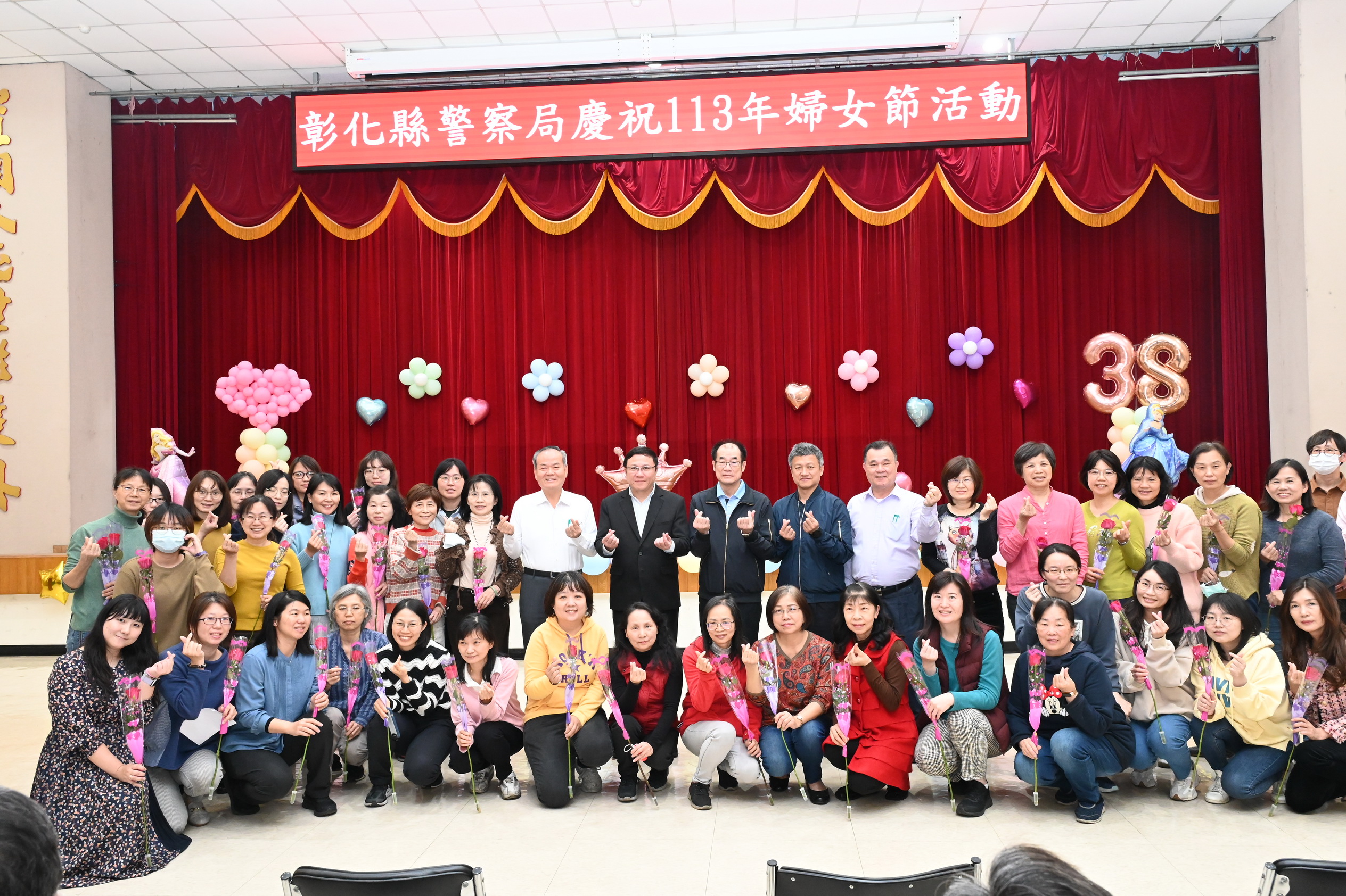 ▲今年的婦女節活動中,彰化警察局局長陳明君特意贈送了象徵堅強與美麗的玫瑰花和面膜,將最誠摯的祝福送到每位女性同仁手中。(記者張溎壕攝)