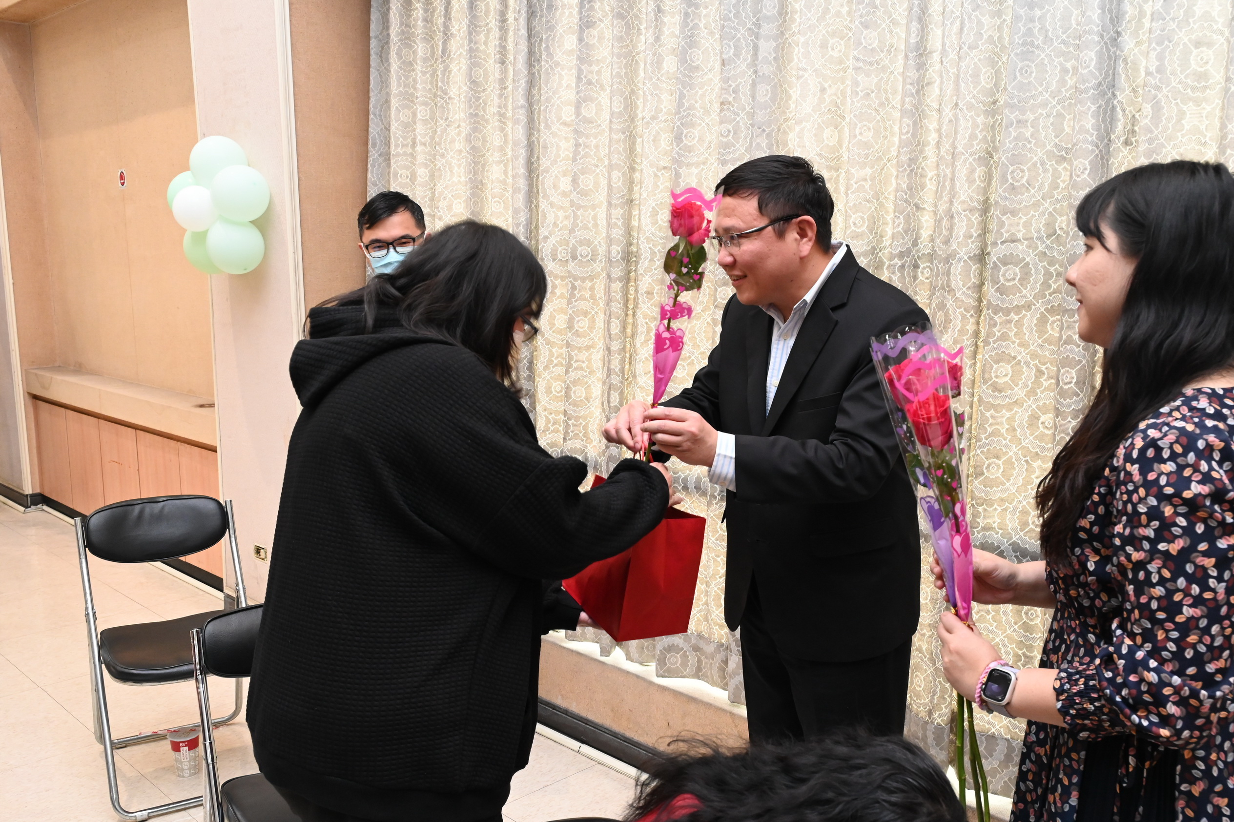▲今年的婦女節活動中，彰化警察局局長陳明君特意贈送了象徵堅強與美麗的玫瑰花和面膜，將最誠摯的祝福送到每位女性同仁手中。（記者張溎壕攝）