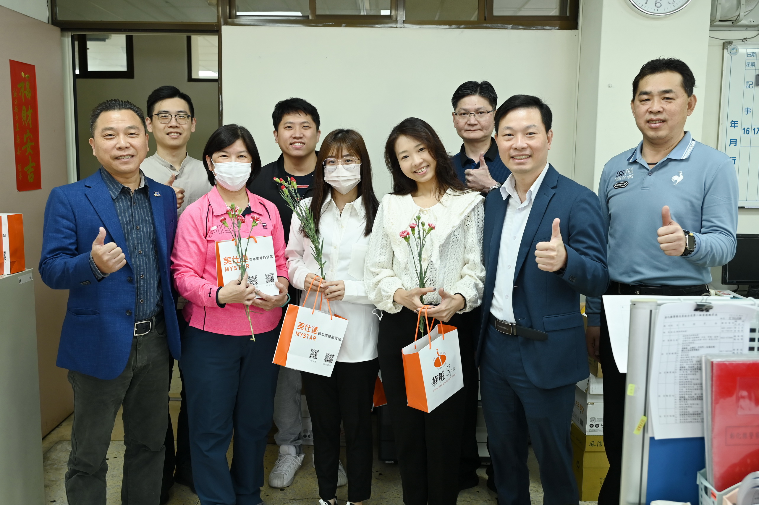 ▲員林警分局長吳詠傑與警友會辦事處主任邱志成獻上康乃馨及禮品祝福大家婦女節快樂。（記者張溎壕攝）