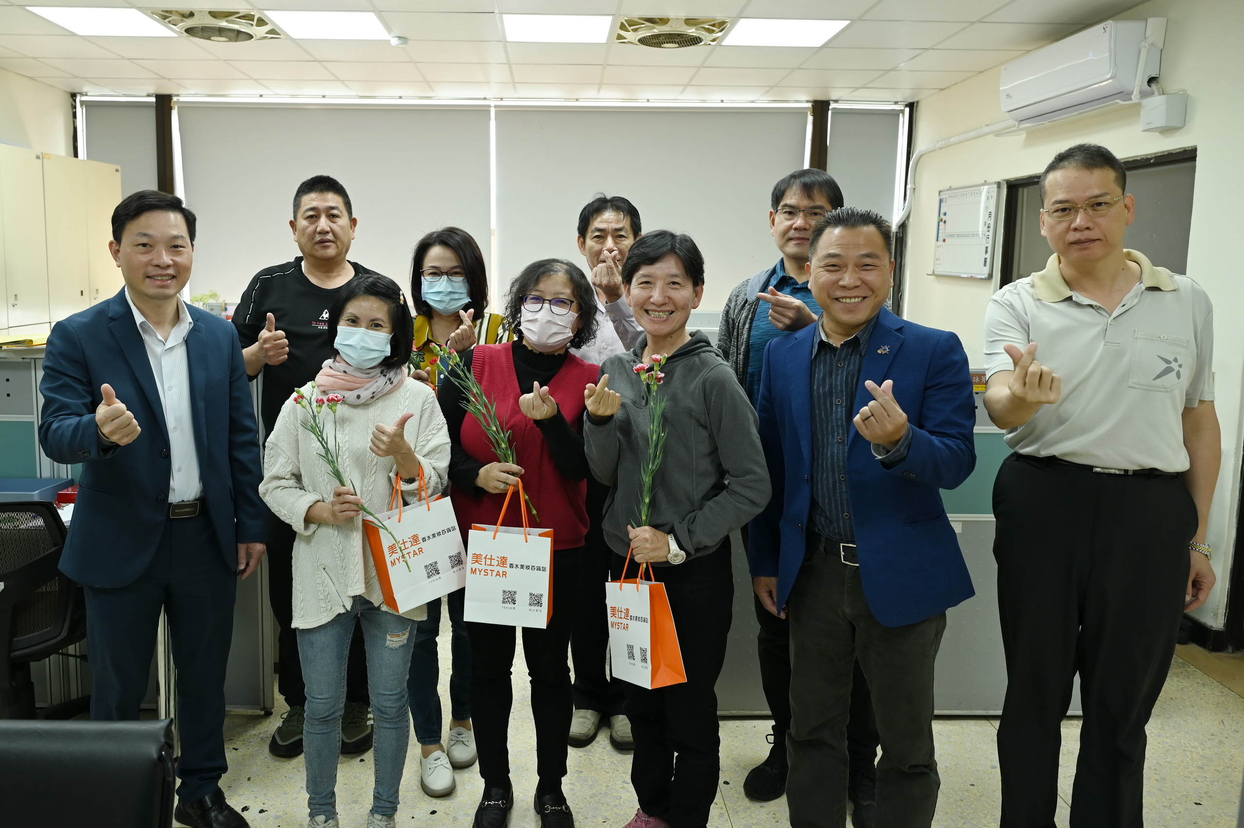 ▲員林警分局長吳詠傑與警友會辦事處主任邱志成獻上康乃馨及禮品祝福大家婦女節快樂。（記者張溎壕攝）