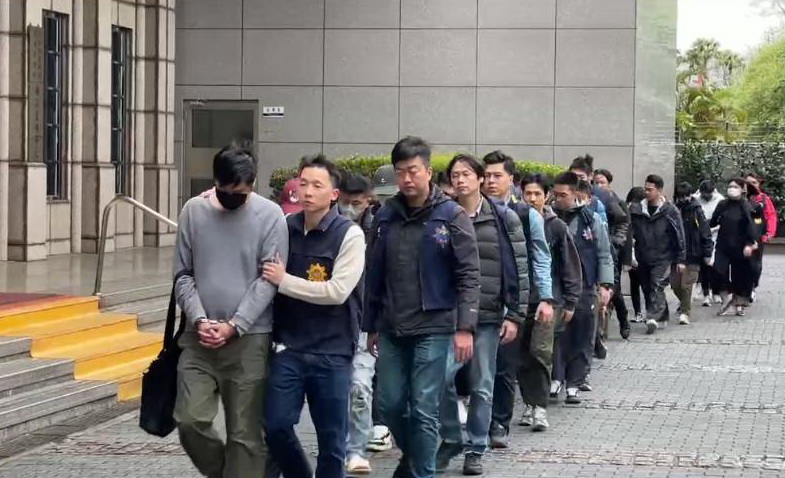 警訊後,安姓等17名犯嫌已被移送檢方複訊,場面浩大。(圖/刑事警察局提供)