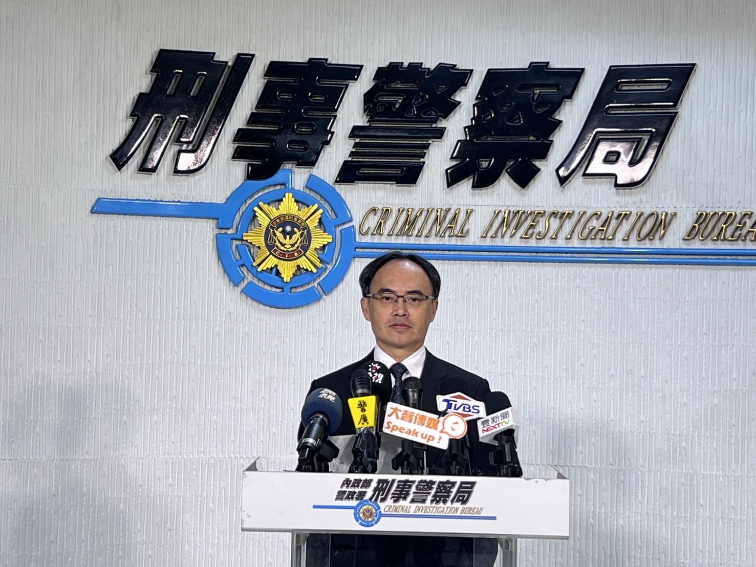偵七大隊副大隊長柯宏宜說明警方偵辦山寨版未上市股票詐騙案相關過程。(圖/刑事警察局提供)