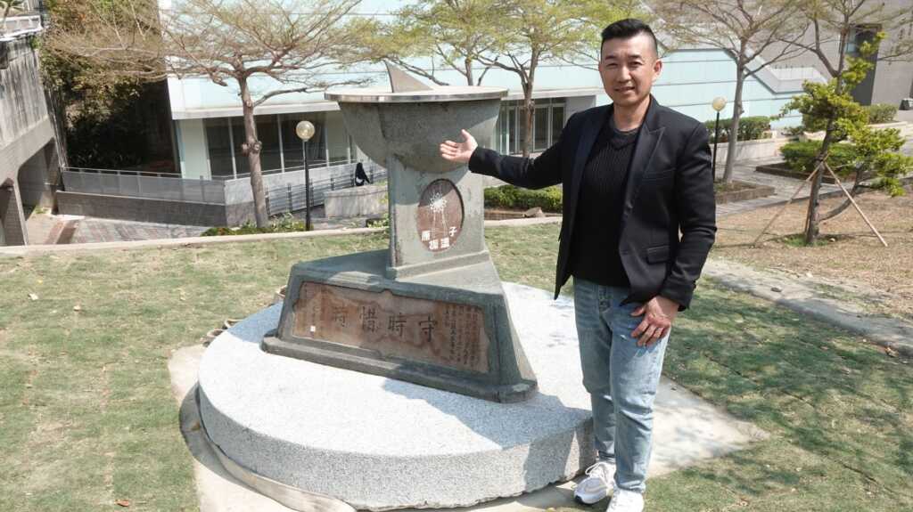 ▲花蓮鄭家正山土雞肉業者鄭元漳表示,當初以約3萬元購得日晷,如今無償捐出,事實上,我今天創造的價值已遠比3萬更多了,至少在我孩子裡面,我已經種下一個善良的種子或捨得種子。(記者林明佑攝)