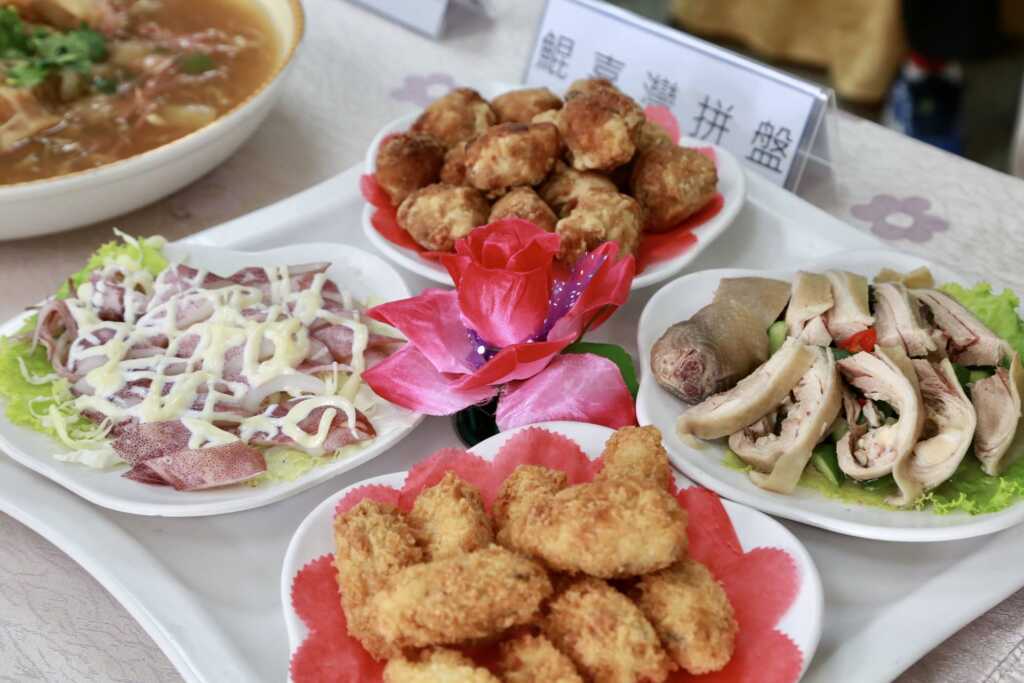 ▲樂活鯤喜灣,在萬皇宮廟埕前舉辦的風味料理宴,以當地新鮮食材,呈現出豐富多彩的風味餐。(台南市政府提供)