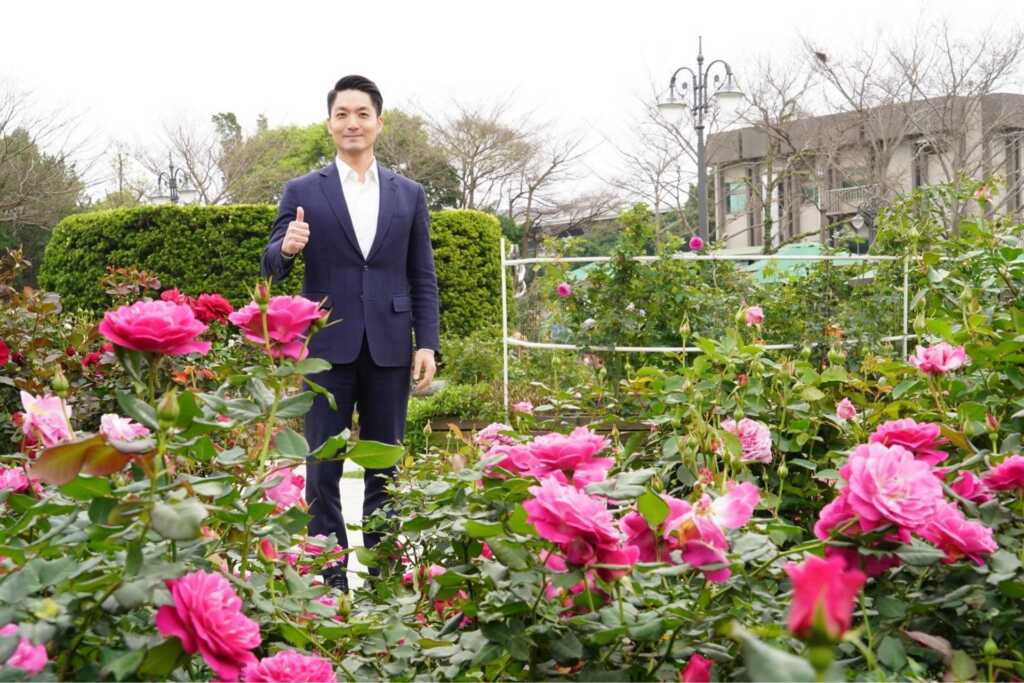 ▲台北市長蔣萬安表示,玫瑰花是他非常喜愛的花種,一直以來它都有著熱情、真心真意的意涵,他也時常送玫瑰花給他太太表達心意。(台北市政府提供)