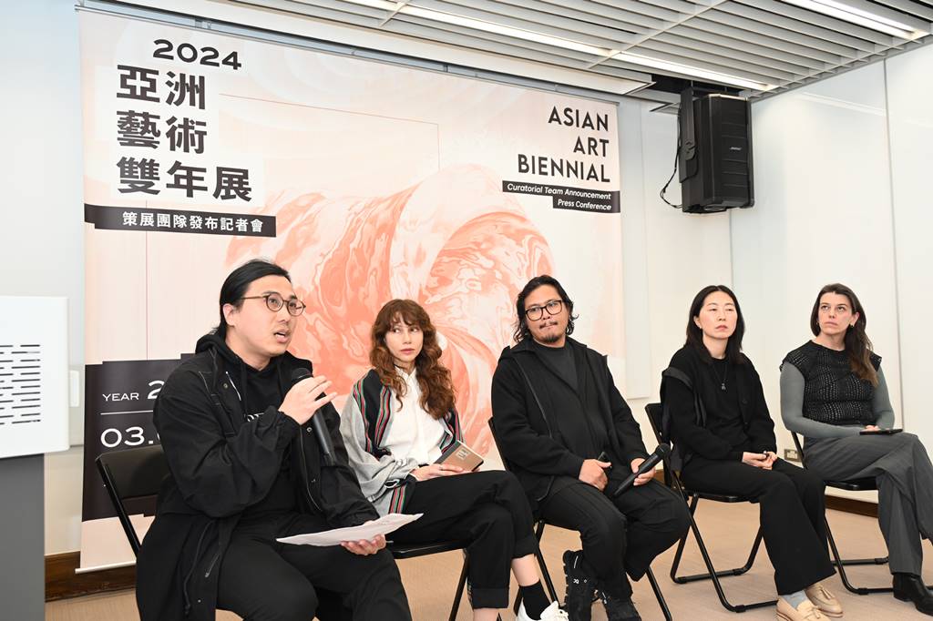 ▲策展團隊分享「2024亞洲藝術雙年展」策展方向,(左起)策展人方彥翔、安妮・戴維狄安(Anne Davidian)、墨夫.艾斯賓納(Merv Espina) 、金海主(Haeju Kim)及艾斯莉・西文(Asli Seven)。(國美館提供)