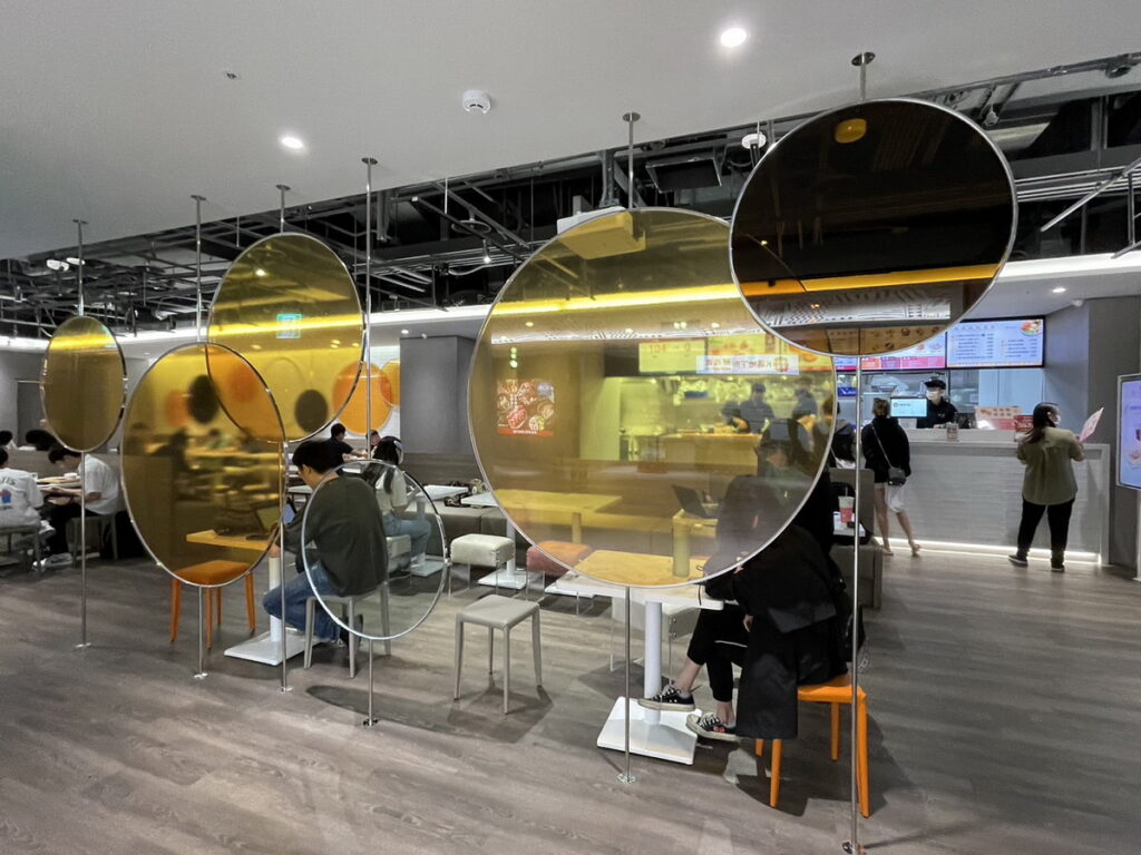 「點八小食」不僅提供平價的港式點心，更是年輕人和繁忙工作者的理想之地。圖為「台北車站店(東森廣場)」。