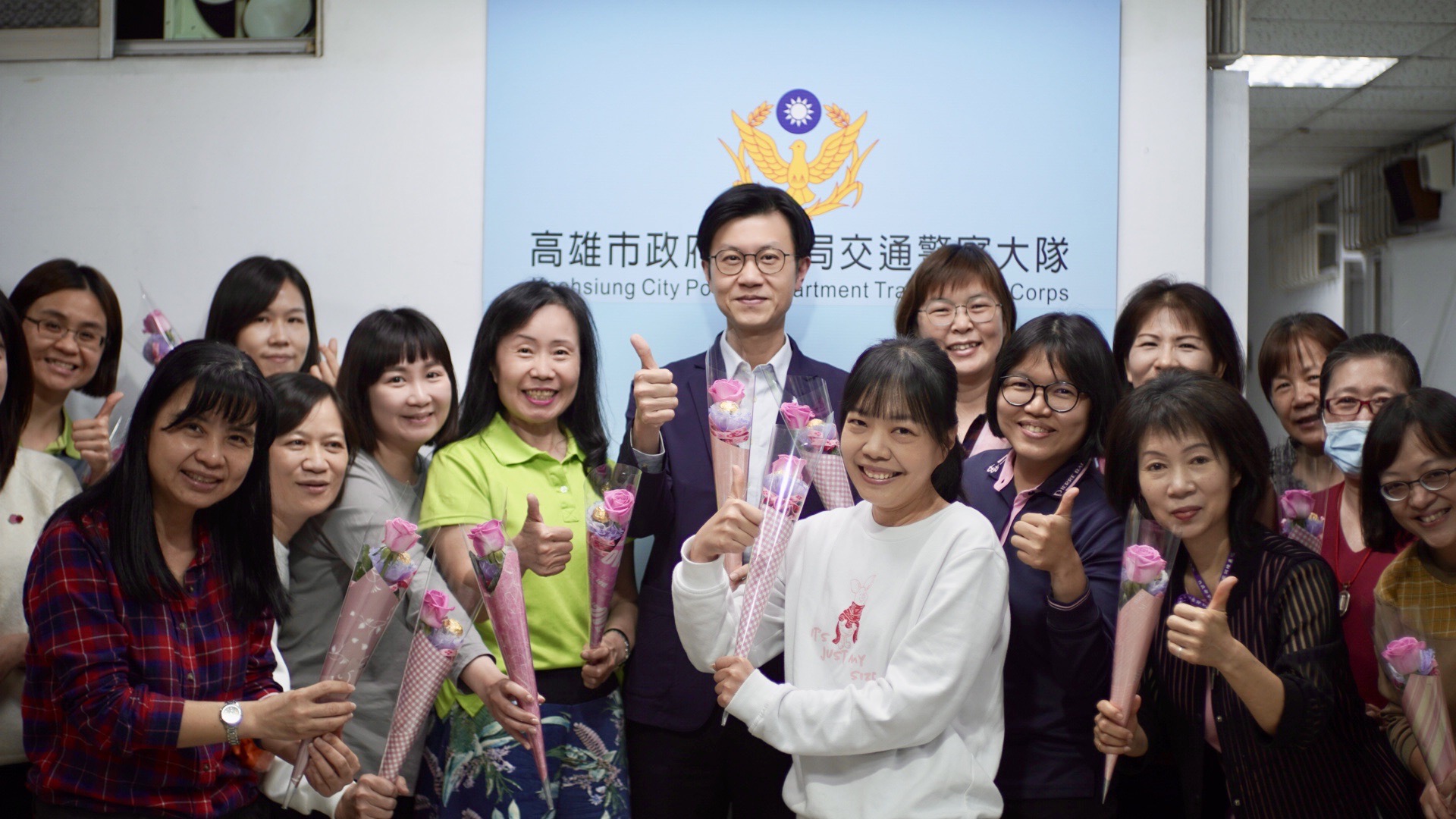 歡慶婦女節 高市警交通大隊長贈金莎花束祝福。〈圖/記者蔡宗武翻攝〉