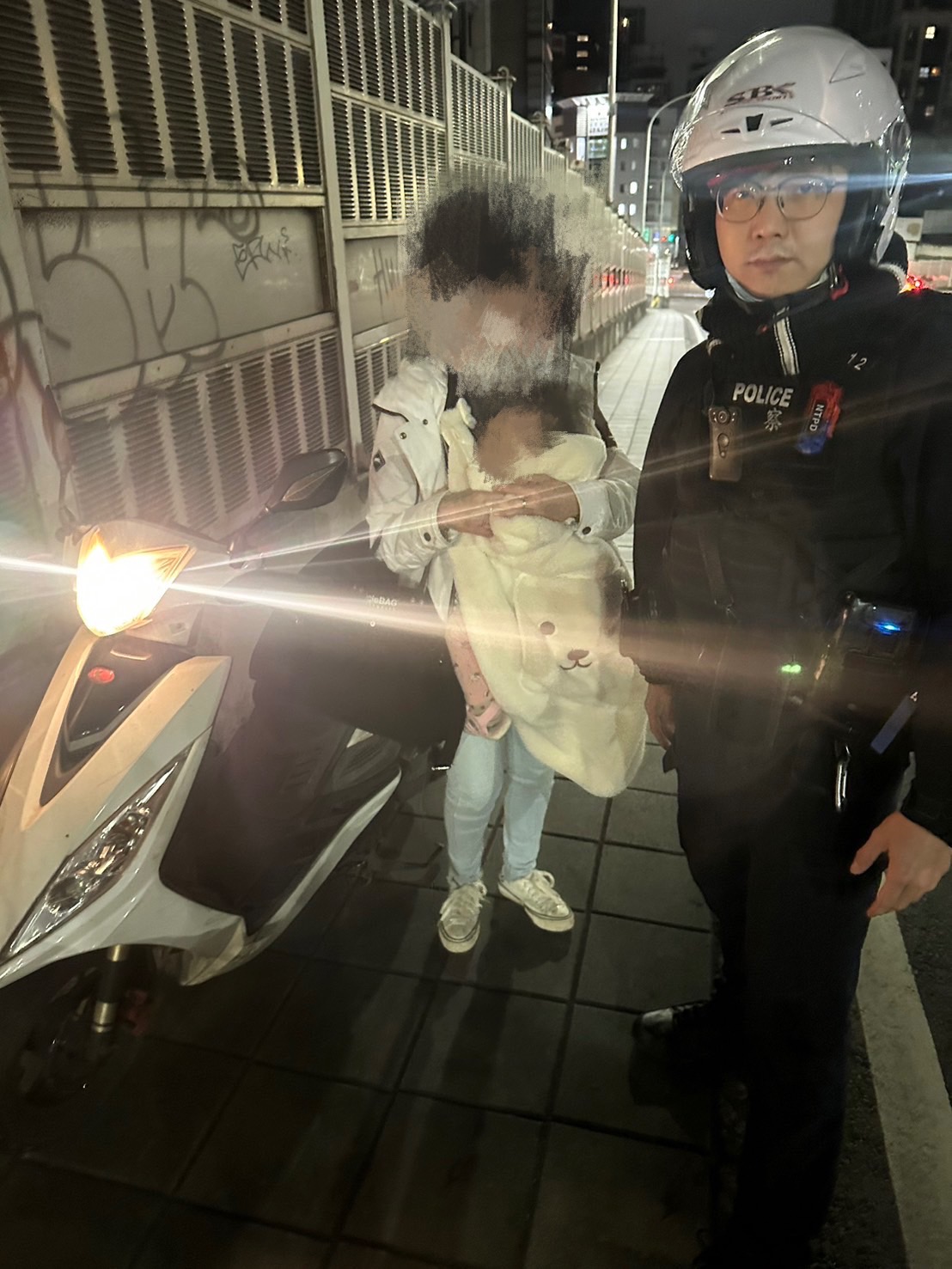 員警立即上橋關心。(記者宋紹誠翻攝)